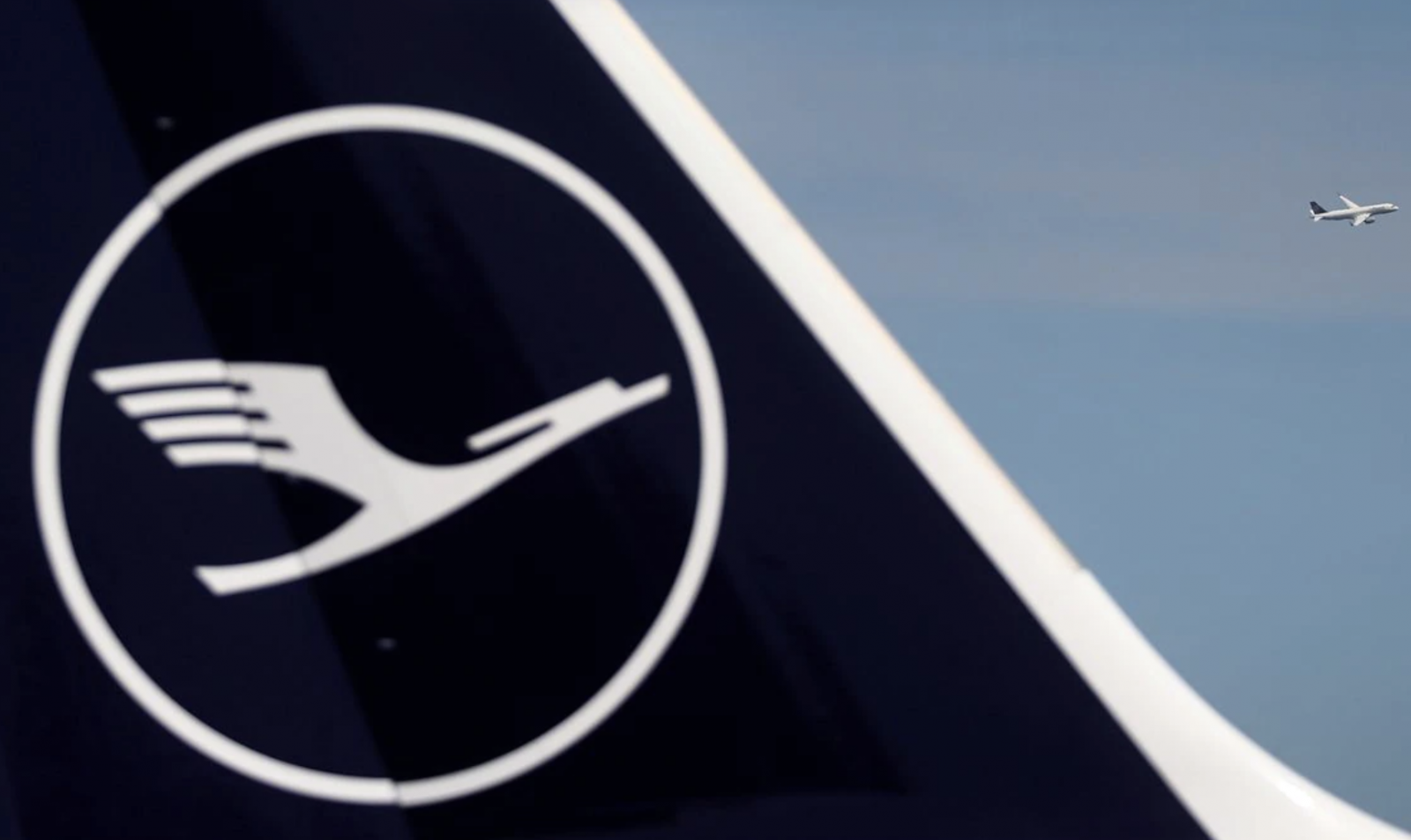 Lufthansa trims flight capacity outlook on slower recovery