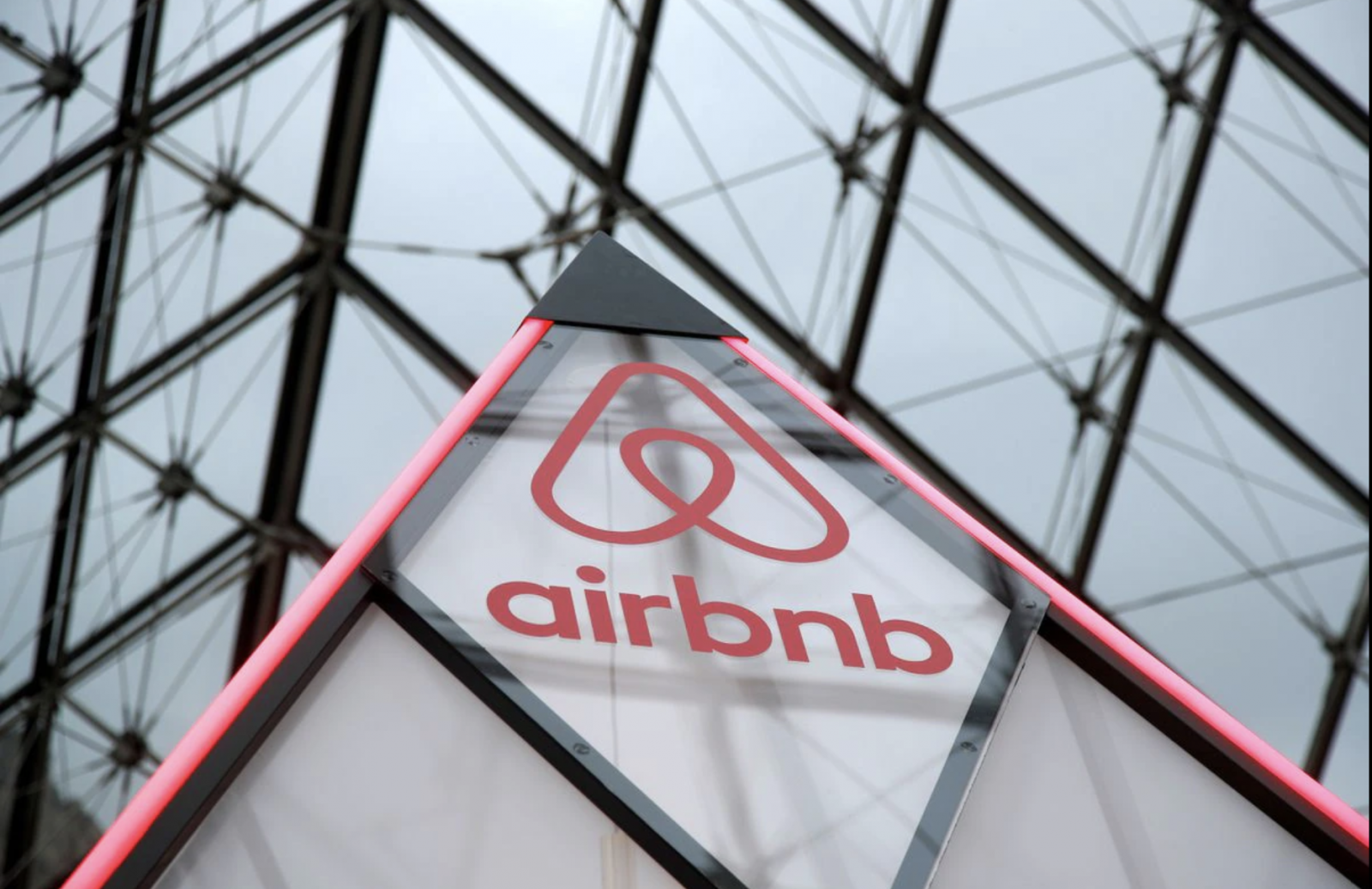 Airbnb Sinks as Insiders Become Free to Sell Shares	
