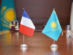 kazakhstan_france_flags