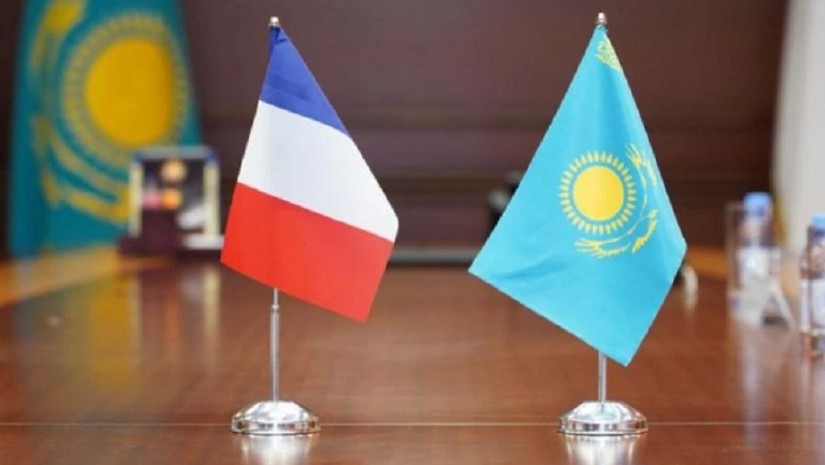 kazakhstan_france_flags