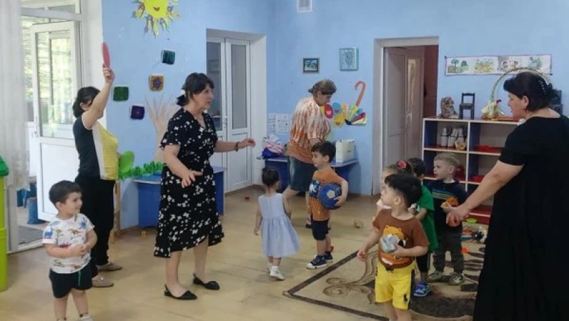 ბაღის აღმზრდელის ხელფასი სრულ განაკვეთზე მუნიციპალიტეტების უმრავლესობაში 300–500 ლარია|"კივიტას გეორგიკას" მიმოხილვა