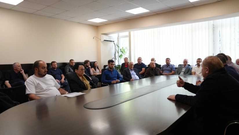 გზების დეპარტამენტის თავმჯდომარემ კომპანიებთან ზამთრის შემდგომ დაზიანებული გზების მოწესრიგების საკითხი განიხილა