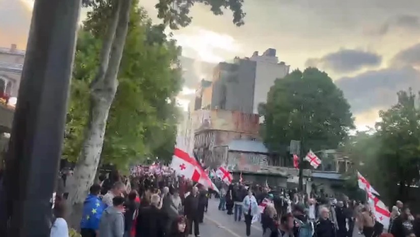 თსუ-სთან აქციის მონაწილეებმა საავტომობილო გზა გადაკეტეს - მსვლელობა დაიწყო