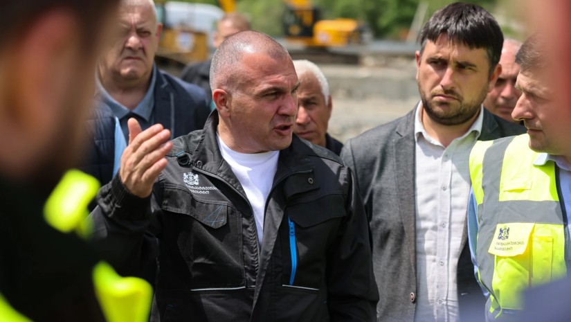 "გვაქვს ჩავარდნა ერთ-ერთ კონტრაქტორთან... მას კონკრეტული ვადები განესაზღვრა" - რევაზ სოხაძე საჩხერეში მიმდინარე საგზაო სამუშაოებზე