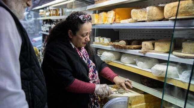 ქალი, რომელიც ქართული ყველის მივიწყებულ ტრადიციებს ინახავს – BBC