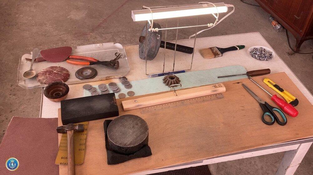 დააკავეს მამაკაცი, რომელმაც 563 ცალი 1-ლარიანი მონეტა დაამზადა