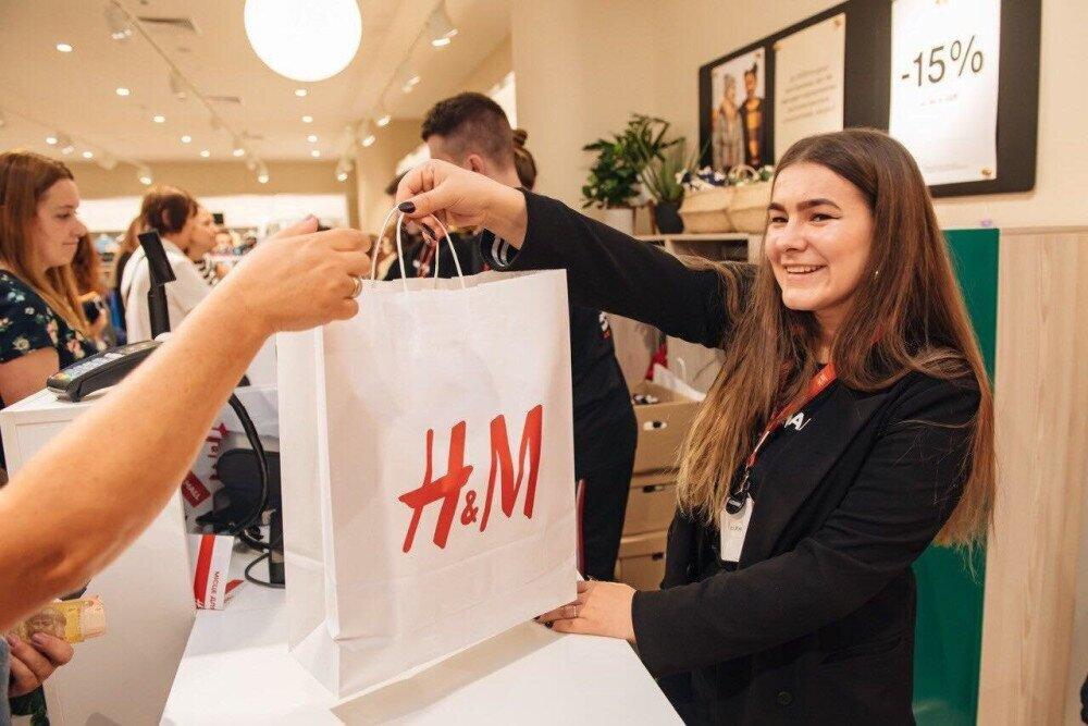 Russians buy last goods from H&M, IKEA as stores begin exit